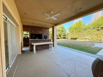 Exclusivo Chalet en Country Club La Concepción en Luján.
