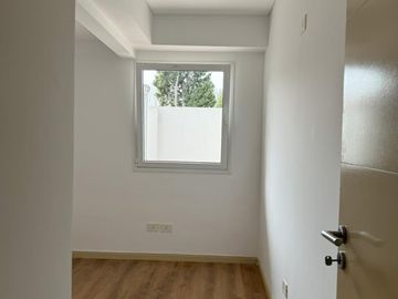 DEPARTAMENTO AL FTE. A ESTRENAR 4 AMB. 2 BAÑOS 2 COCH. CUB.