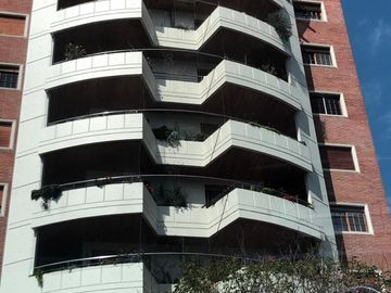 3 AMB, IMPECABLE  2 BAÑOS COMPLETOS , COCINA Y LAVADERO INDEP, COCHERA , PISCINA , SUM ,SAUNA Y SEGURIDAD