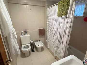 3 AMB, IMPECABLE  2 BAÑOS COMPLETOS , COCINA Y LAVADERO INDEP, COCHERA , PISCINA , SUM ,SAUNA Y SEGURIDAD