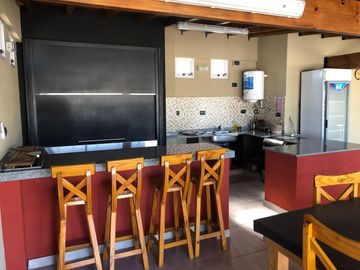 3 AMB, IMPECABLE  2 BAÑOS COMPLETOS , COCINA Y LAVADERO INDEP, COCHERA , PISCINA , SUM ,SAUNA Y SEGURIDAD