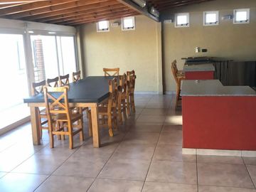 3 AMB, IMPECABLE  2 BAÑOS COMPLETOS , COCINA Y LAVADERO INDEP, COCHERA , PISCINA , SUM ,SAUNA Y SEGURIDAD