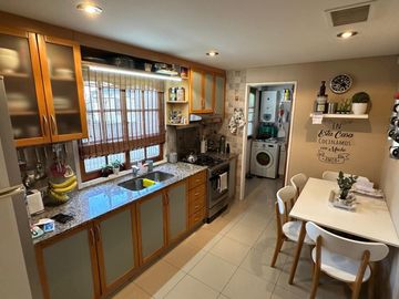 3 AMB, IMPECABLE  2 BAÑOS COMPLETOS , COCINA Y LAVADERO INDEP, COCHERA , PISCINA , SUM ,SAUNA Y SEGURIDAD