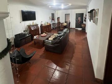 Venta Excelente Casa de 4 ambientes con pileta en Mataderos