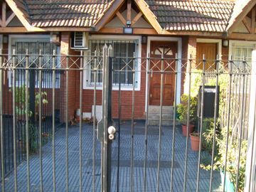 TRIPLEX 5 AMBIENTES CON COCHERA - EXCELENTE