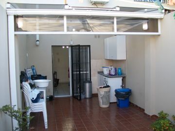 TRIPLEX 5 AMBIENTES CON COCHERA - EXCELENTE