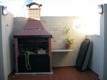 TRIPLEX 5 AMBIENTES CON COCHERA - EXCELENTE