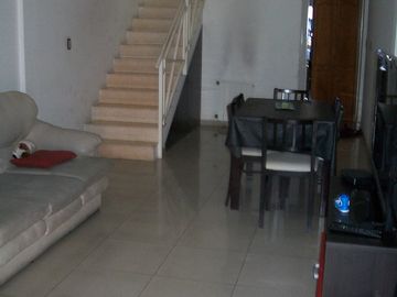 TRIPLEX 5 AMBIENTES CON COCHERA - EXCELENTE