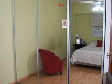TRIPLEX 5 AMBIENTES CON COCHERA - EXCELENTE