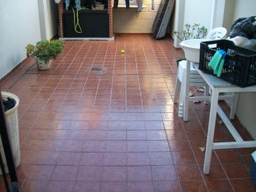 TRIPLEX 5 AMBIENTES CON COCHERA - EXCELENTE