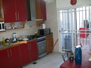 TRIPLEX 5 AMBIENTES CON COCHERA - EXCELENTE
