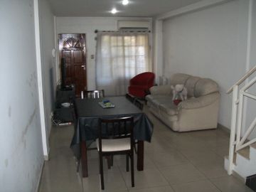 TRIPLEX 5 AMBIENTES CON COCHERA - EXCELENTE