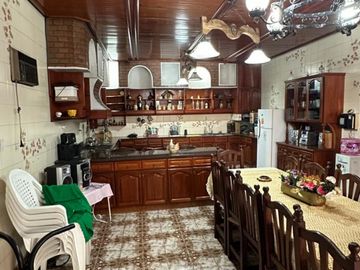 Casa sobre lote de 8.94 x 45 mts , 475 m2 cub , apta para 3 familias ,  en 2 plantas con Garage, patio y Quincho