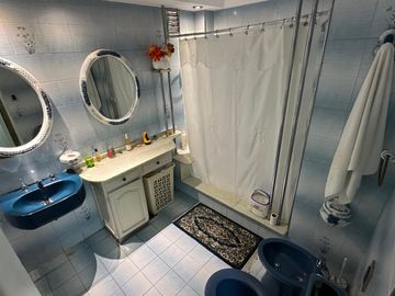 Casa sobre lote de 8.94 x 45 mts , 475 m2 cub , apta para 3 familias ,  en 2 plantas con Garage, patio y Quincho