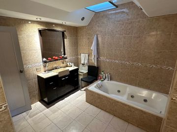 Casa sobre lote de 8.94 x 45 mts , 475 m2 cub , apta para 3 familias ,  en 2 plantas con Garage, patio y Quincho