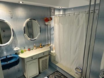 Casa sobre lote de 8.94 x 45 mts , 475 m2 cub , apta para 3 familias ,  en 2 plantas con Garage, patio y Quincho
