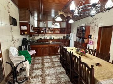 Casa sobre lote de 8.94 x 45 mts , 475 m2 cub , apta para 3 familias ,  en 2 plantas con Garage, patio y Quincho