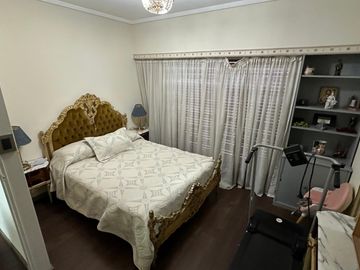 Casa sobre lote de 8.94 x 45 mts , 475 m2 cub , apta para 3 familias ,  en 2 plantas con Garage, patio y Quincho
