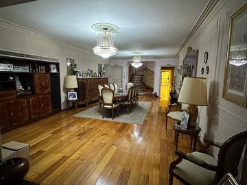 Casa sobre lote de 8.94 x 45 mts , 475 m2 cub , apta para 3 familias ,  en 2 plantas con Garage, patio y Quincho