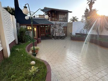 Casa sobre lote de 8.94 x 45 mts , 475 m2 cub , apta para 3 familias ,  en 2 plantas con Garage, patio y Quincho