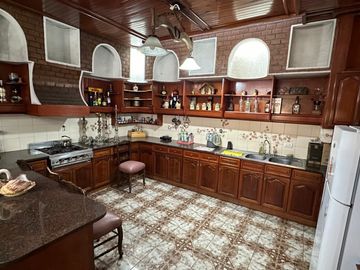 Casa sobre lote de 8.94 x 45 mts , 475 m2 cub , apta para 3 familias ,  en 2 plantas con Garage, patio y Quincho