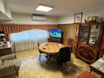 Casa sobre lote de 8.94 x 45 mts , 475 m2 cub , apta para 3 familias ,  en 2 plantas con Garage, patio y Quincho