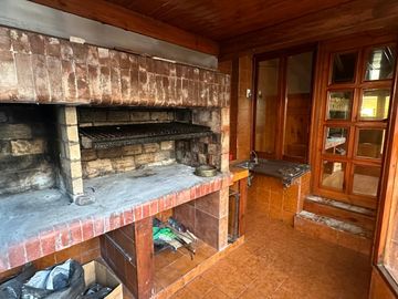 Casa sobre lote de 8.94 x 45 mts , 475 m2 cub , apta para 3 familias ,  en 2 plantas con Garage, patio y Quincho
