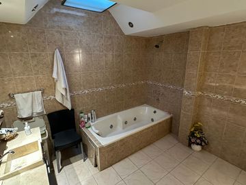 Casa sobre lote de 8.94 x 45 mts , 475 m2 cub , apta para 3 familias ,  en 2 plantas con Garage, patio y Quincho
