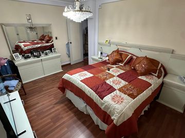 Casa sobre lote de 8.94 x 45 mts , 475 m2 cub , apta para 3 familias ,  en 2 plantas con Garage, patio y Quincho