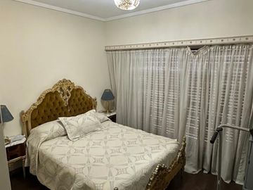 Casa sobre lote de 8.94 x 45 mts , 475 m2 cub , apta para 3 familias ,  en 2 plantas con Garage, patio y Quincho