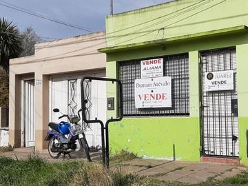 SE VENDE CASA con LOCAL COLON 1500