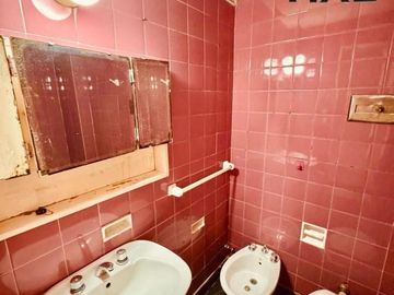 Viamonte y Av. Pueyrredón. 3 Amb. al frente con gran cocina y 2 balcones.