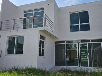 VENDO HERMOSA CASA, NUEVA Y AMPLIA EN VALLE DE LOS SAUCES, MORELIA