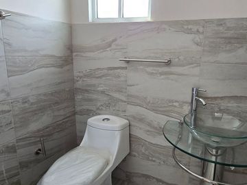 VENDO HERMOSA CASA, NUEVA Y AMPLIA EN VALLE DE LOS SAUCES, MORELIA