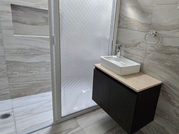 VENDO HERMOSA CASA, NUEVA Y AMPLIA EN VALLE DE LOS SAUCES, MORELIA