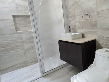 VENDO HERMOSA CASA, NUEVA Y AMPLIA EN VALLE DE LOS SAUCES, MORELIA