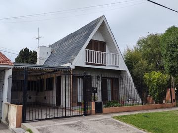 Chalet en venta de 3 dormitorios c/ cochera en Punta Mogotes