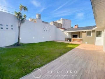 VENDO CHALET 5 AMBIENTES A 3 DE LA PLAYA TOTALMENTE A NUEVO