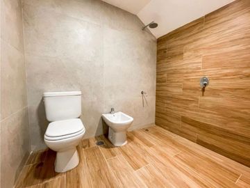 VENDO CHALET 5 AMBIENTES A 3 DE LA PLAYA TOTALMENTE A NUEVO