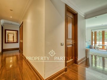 Departamento con vista panorámica a Santiago, jardín y piscina privada