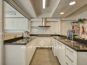 Departamento con vista panorámica a Santiago, jardín y piscina privada