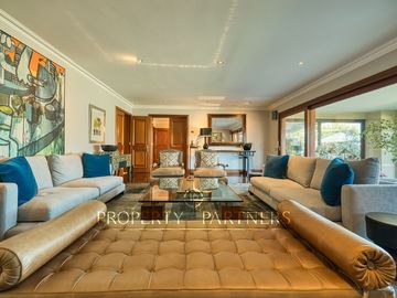 Departamento con vista panorámica a Santiago, jardín y piscina privada