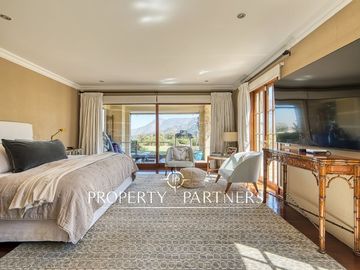 Departamento con vista panorámica a Santiago, jardín y piscina privada