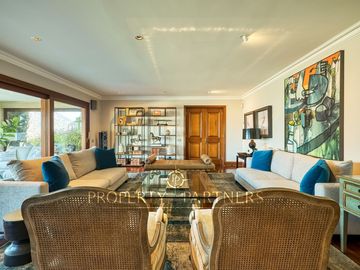 Departamento con vista panorámica a Santiago, jardín y piscina privada