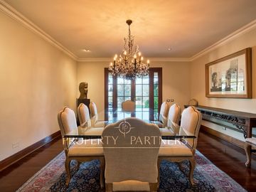 Departamento con vista panorámica a Santiago, jardín y piscina privada