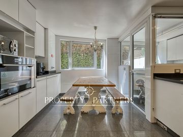 Departamento con vista panorámica a Santiago, jardín y piscina privada