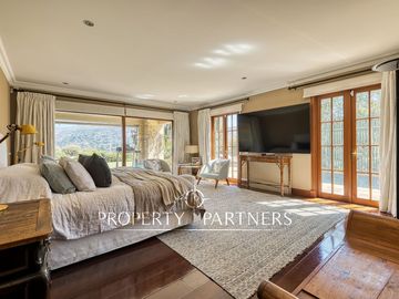 Departamento con vista panorámica a Santiago, jardín y piscina privada