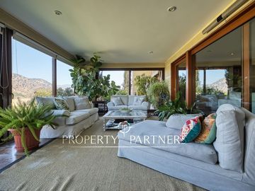 Departamento con vista panorámica a Santiago, jardín y piscina privada