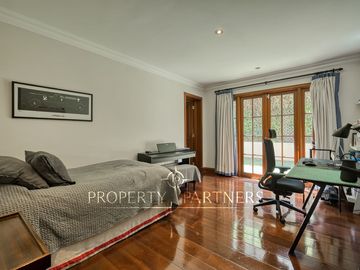 Departamento con vista panorámica a Santiago, jardín y piscina privada