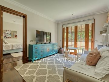 Departamento con vista panorámica a Santiago, jardín y piscina privada